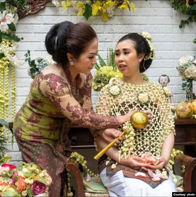 Yulie Campaldini (kiri) melakukan upacara "siraman" kepada calon ibu (foto: courtesy).