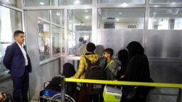 Orang-orang tampak mengantre di ruang tunggu untuk masuk ke dalam pesawat di Bandara Sanaa, Yaman, pada 16 Mei 2022. Penerbangan tersebut merupakan penerbangan komersial pertama dalam enam tahun terakhir. (Foto: Reuters/Khaled Abdullah)