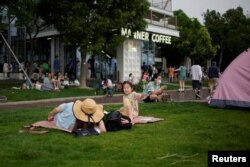 Residentes de la ciudad china de Shanghái disfrutan su primer día al aire libre en dos meses tras levantarse las restricciones por COVID-19 el 1 de junio de 2022. Foto Reuters.