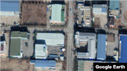 트럭 한 대(아래 붉은 원 안)가 개성공단의 한 공장건물에 맞댄 상태로 정차해 있다. 사진 위쪽 도로에는 버스가 달리고 있다. 자료=Google Earth