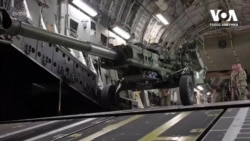 Міністерство оборони США показало, як 155-мм гаубиці відправляються в Україну. Відео