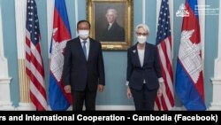 រដ្ឋមន្ត្រីការបរទេស​កម្ពុជា​លោក ប្រាក់​ សុខុន (ឆ្វេង) ឈរ​ថតរូប​ជាមួយ​នឹង​អនុរដ្ឋមន្ត្រី​ការបរទេស​អាមេរិកអ្នកស្រី Wendy Sherman ក្នុង​ជំនួប​ដាច់​ដោយឡែក​មួយ​នៅ​វ៉ាស៊ីនតោន ថ្ងៃទី១១ ខែឧសភា ឆ្នាំ២០២២។ (Facebook/Ministry of Foreign Affairs and International Cooperation - Cambodia)