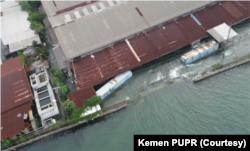 Foto dari udara yang dibagikan laman media sosial Kemen PUPR menunjukkan salah satu tanggul yang jebol di kawasan industri Semarang. (Foto: Kemen PUPR)