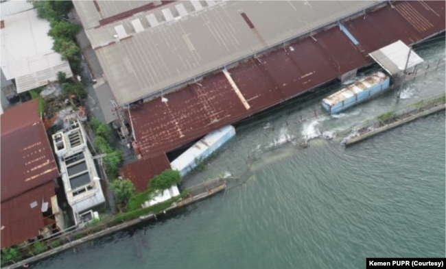 Foto dari udara yang dibagikan laman media sosial Kemen PUPR menunjukkan salah satu tanggul yang jebol di kawasan industri Semarang. (Foto: Kemen PUPR)