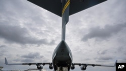 La tripulación de un C-17 de la Fuerza Aérea comienza a descargar un avión cargado de fórmula para bebés en el Aeropuerto Internacional de Indianápolis en Indianápolis, el domingo 22 de mayo de 2022.