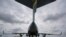 La tripulación de un C-17 de la Fuerza Aérea comienza a descargar un avión cargado de fórmula para bebés en el Aeropuerto Internacional de Indianápolis en Indianápolis, el domingo 22 de mayo de 2022.