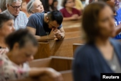 Jemaat berkumpul untuk Misa di Gereja Katolik Hati Kudus sehari setelah seorang pria bersenjata membunuh 19 anak-anak dan dua guru di Sekolah Dasar Robb di Uvalde, Texas, AS, 25 Mei 2022. (Foto: Reuters)