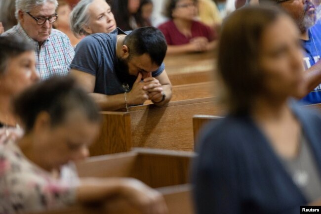 Jemaat berkumpul untuk Misa di Gereja Katolik Hati Kudus sehari setelah seorang pria bersenjata membunuh 19 anak-anak dan dua guru di Sekolah Dasar Robb di Uvalde, Texas, AS, 25 Mei 2022. (Foto: Reuters)