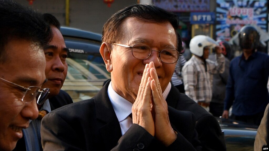 រូបឯកសារ៖ លោក កឹម សុខា អតីតមេដឹកនាំគណបក្សសង្គ្រោះជាតិ ពេលទៅដល់សាលាដំបូងរាជធានីភ្នំពេញ កាលពីថ្ងៃទី ២២ ខែមករា ឆ្នាំ ២០២០។