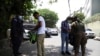 Soldados revisan las mochilas de residentes del barrio San José del Pino en Santa Tecla (El Salvador), el 6 de abril del 2022. 