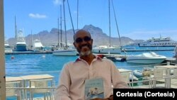 Manuel Brito-Semedo, escritor cabo-verdiano, com a sua obra "Falucho", São Vicente, Cabo Verde, 24 Maio 2022