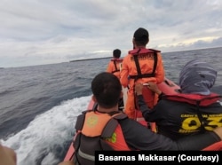 Suasana pencarian korban tenggelamnya KM Ladang Pertiwi di Perairan Selat Makassar. Senin (30/5/2022) (Foto : Basarnas Makassar)