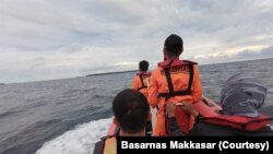 Suasana pencarian korban tenggelamnya KM Ladang Pertiwi di Perairan Selat Makassar. Senin (30/5/2022) (Foto : Basarnas Makassar) 