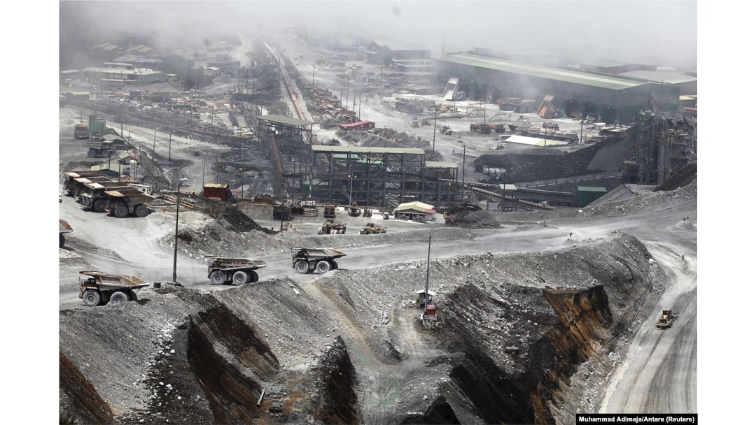 Truk diparkir di tambang terbuka kompleks tambang tembaga dan emas Grasberg PT Freeport dekat Timika, Papua, pada 19 September 2015. (Foto: REUTERS/Muhammad Adimaja/Antara)