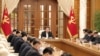 Pemimpin Korea Utara Kim Jong-un memimpin rapat sebagai tanggapan atas penemuan kasus COVID-19 pertama di negara tersebut, pada 12 Mei 2022. (Foto: KCNA via Reuters)