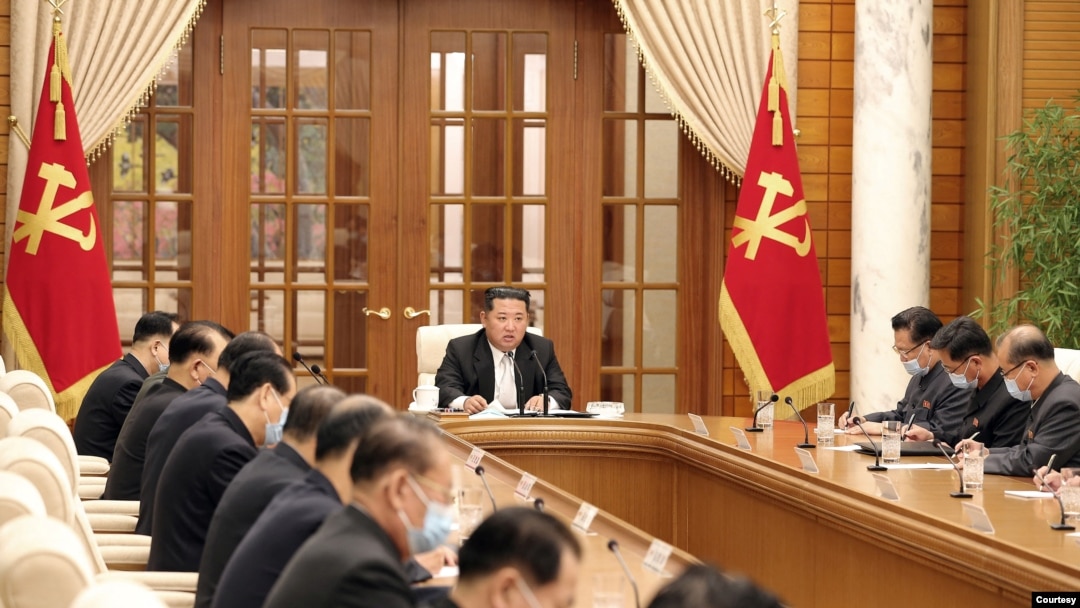 朝中社2022年5月12日公佈金正恩就新冠疫情主持高層會議的圖片。