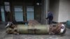Подбитая ракета у входа в Музей народной архитектуры в Пирогово (архивное фото) 