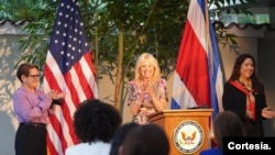 La primera dama Jill Biden tras reunirse con un grupo de empresarias en Costa Rica. Foto Cortesía