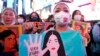 Sejumlah warga turut serta dalam aksi unjuk rasa untuk meningkatkan kesadaran mengenai peningkatan jumlah kejahatan berbasis kebencian terhadap warga keturunan Asia di AS. Aksi digelar di Times Square, New York City, pada 16 Maret 2022. (Foto: AFP/Timothy A. Clary)