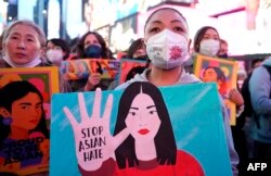 La gente se manifiesta pidiendo acción y conciencia sobre los crecientes incidentes de crímenes de odio contra los asiático-estadounidenses en Times Square en la ciudad de Nueva York el 16 de marzo de 2022. - La manifestación se lleva a cabo en el primer aniversario de los tiroteos en Atlanta Spa. [Foto de TIMOTEO A. CLARY / AFP]