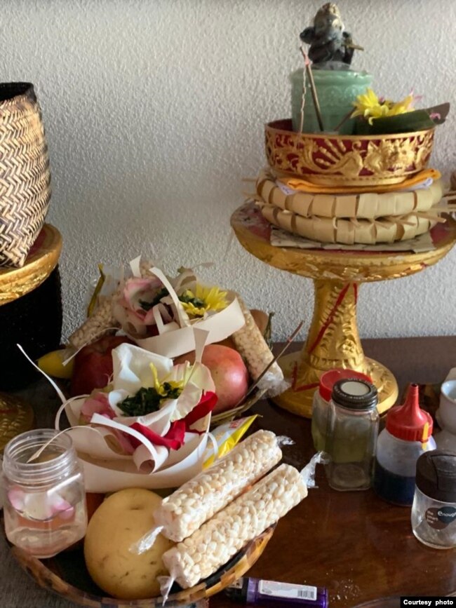 Sajian Bali dengan keranjang dan piring janur (foto: courtesy).