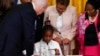 乔·拜登总统在白宫东厅签署警务改革的行政命令后把笔送给乔治·弗洛伊德的女儿吉安娜·弗洛伊德。(2022年5月25日)