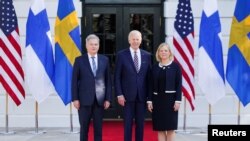 جو بایدن، رئیس جمهوری آمریکا، در کنار ماگدالنا اندرسون نخست‌وزیر سوئد (راست) و سائولی نینیسته، رئیس جمهوری فنلاند در کاخ سفید، واشنگتن دی‌سی. ١٩ مه ٢٠٢٢