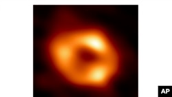 Esta imagen distribuida por el telescopio Event Horizon, jueves 12 de mayo de 2022, muestra un agujero negro en el centro de nuestra galaxia, la Vía Láctea. (Event Horizon Telescope Collaboration via AP)