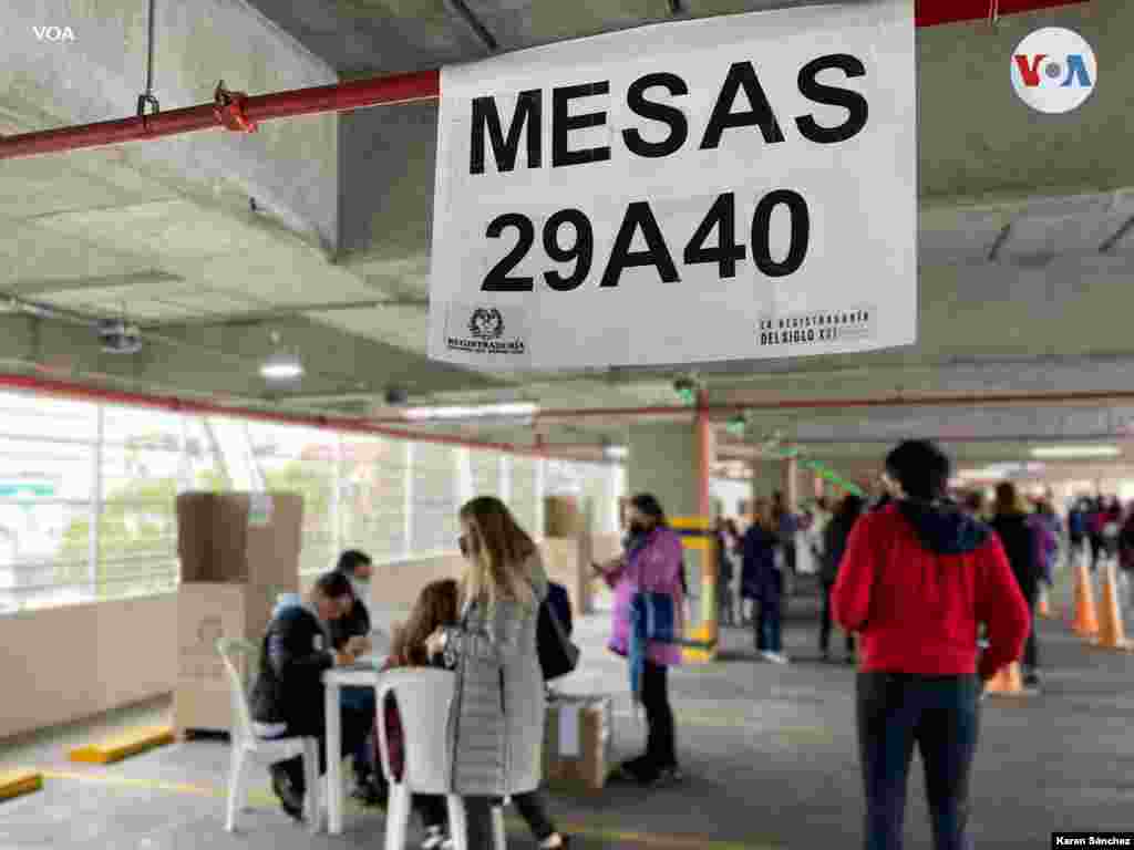 Los colombianos han salido a ejercer su derecho al voto, de manera masiva y organizada, en el centro comercial Unicentro de Bogotá.