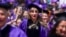 Para wisudawan berkumpul selama upacara wisuda Universitas Columbia di Manhattan, New York City (18/5). (Foto: Reuters)