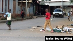 Crianças nas ruas de Malanje, Angola, 17 Maio 2022