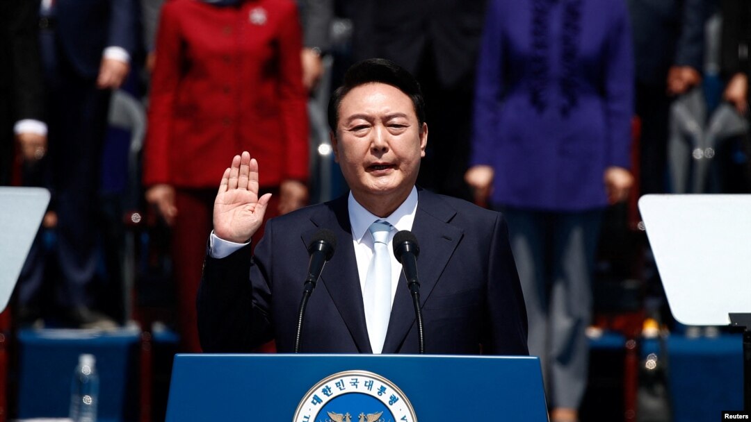 韩国总统尹锡悦2022年5月10日在国会前的一个仪式上宣誓就职。(路透社)