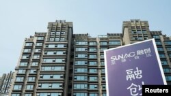 上海一處樓盤外豎立的中國第四大房地產開發商融創的廣告牌。 （2018年3月25日）