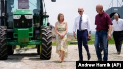 Президент США Джо Байден під час візиту та зустрічі із фермерами у Канкакі, Іллінойс. Фото зроблене 11 травня 2022 року. AP/Ендрю Гарнік
