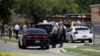 Agentes de policía custodian la escena del tiroteo en la escuela primaria de Robb, en Uvalde Texas, el 24 de mayo de 2022.