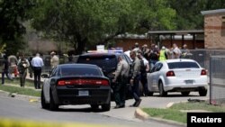 Agentes de policía custodian la escena del tiroteo en la escuela primaria de Robb, en Uvalde Texas, el 24 de mayo de 2022.