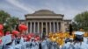 Para wisudawan menghadiri upacara wisuda Universitas Columbia di Manhattan, New York City, 18 Mei 2022. (Foto: Reuters)&nbsp;