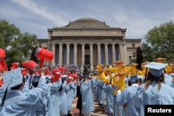 Para wisudawan berkumpul saat upacara pembukaan di Universitas Columbia di Manhattan, New York City, 18 Mei 2022. (Foto: Reuters)