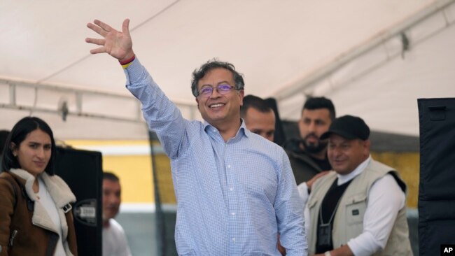 ARCHIVO - El candidato a la presidencia Gustavo Petro, de la coalición Pacto Histórico, saluda a sus seguidores durante un acto de campaña en Fusagasuga, Colombia, el 11 de mayo de 2022. (AP Foto/Fernando Vergara, Achivo)