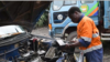 Le mécanicien Elie Tubani, 23 ans, devant une voiture où il fait ses essais à. Goma, le 19 mai 2022. 