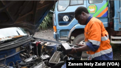 Le mécanicien Elie Tubani, 23 ans, devant une voiture où il fait ses essais à. Goma, le 19 mai 2022. 