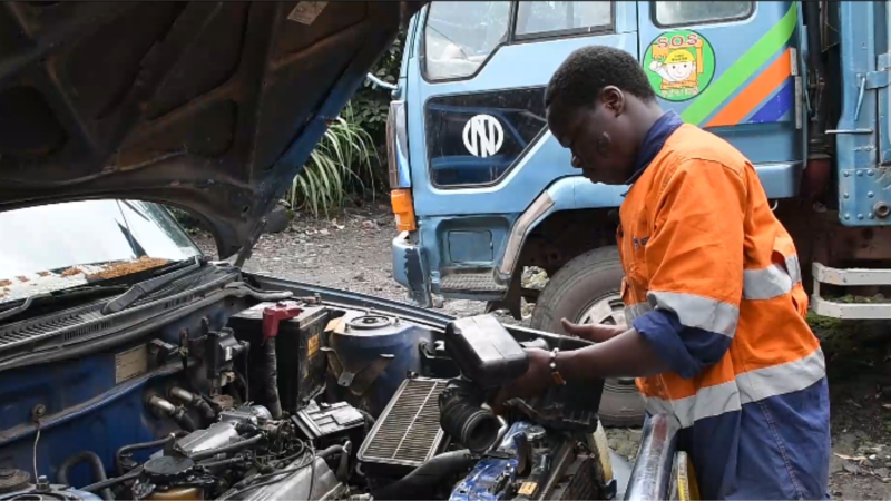Au bord du lac Kivu, riche en gaz, un mécanicien convertit les voitures au butane