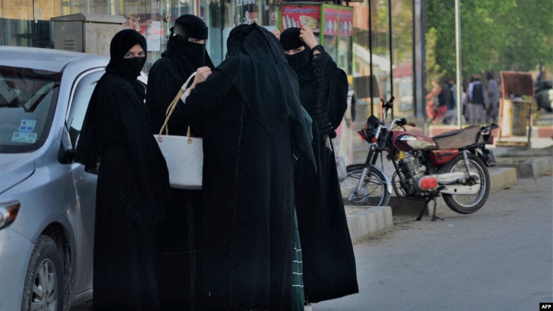 Sejumlah perempuan yang mengenakan hijab berkumpul di salah satu area di jalanan Kota Kabul, pada 7 Mei 2022.(Foto: AFP/Ahmad Sahel Arman)