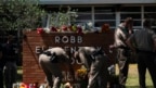 Cảnh sát thắp nến tại Trường tiểu học Robb ở Uvalde,Texas.