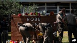 Cảnh sát thắp nến tại Trường tiểu học Robb ở Uvalde,Texas.