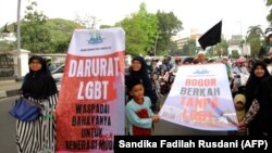 Ribuan warga melakukan aksi demonstrasi anti-LGBT di Bogor, Jawa Barat. (Foto: ilustrasi/AFP)