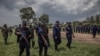 Des officiers des Forces armées de la République démocratique du Congo et de la police à Rutshuru, à 70 kilomètres de la ville de Goma, dans l'est de la RDC, le 3 avril 2022.