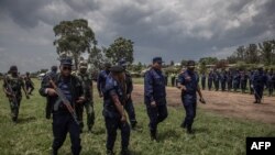 Des officiers des Forces armées de la République démocratique du Congo et de la police à Rutshuru, à 70 kilomètres de la ville de Goma, dans l'est de la RDC, le 3 avril 2022.