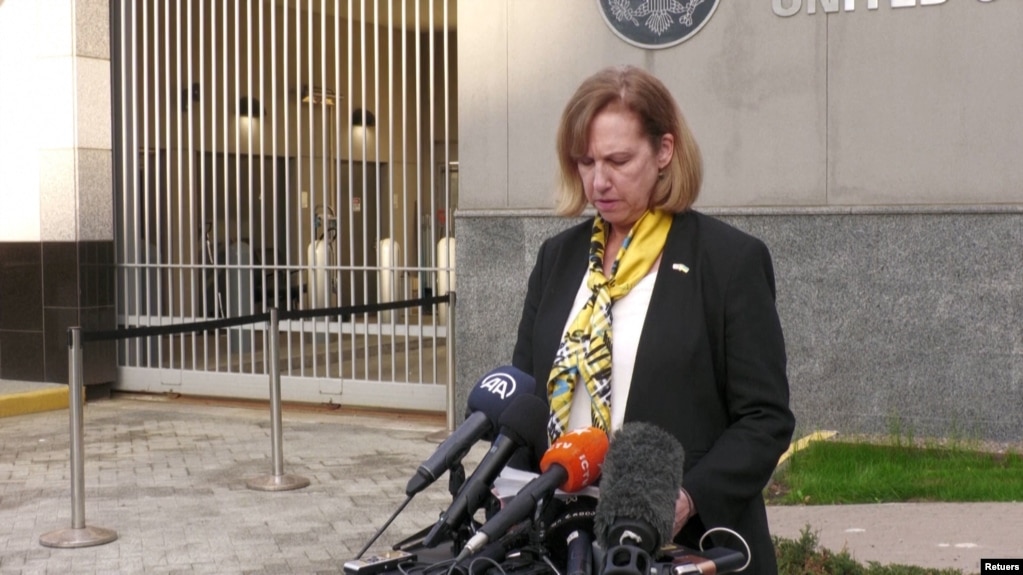 E ngarkuara me punë e Shteteve të Bashkuara në Ukrainë, Kristina Kvien duke folur para ambasadës amerikane në Kiev të dielën