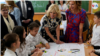 La primera dama de Estados Unidos, Jill Biden, y la primera dama de Rumania, Carmen Johannis, visitan la escuela Uruguay en Bucarest. 